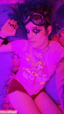 b0tster - Like my juicy ass and inbetween my legs daddy?🤤💦 check your DMs