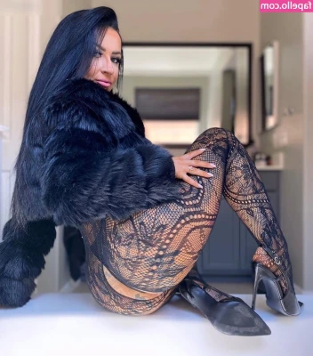 Tia Mendez [ tia-mendez ] - No pants 😈