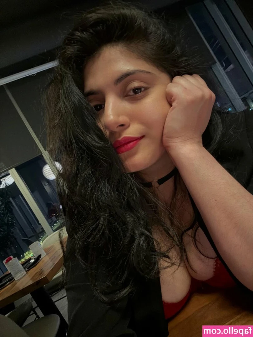 Rashmi Van [ rashmi-van ] - ¡Sorpresa! One of you lucky babes is gonna get a MASSIVE prize! Do