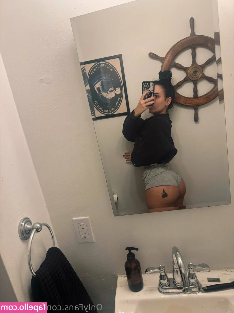 Amyelrad - Feeling horney tonight message me with what you want to do with me