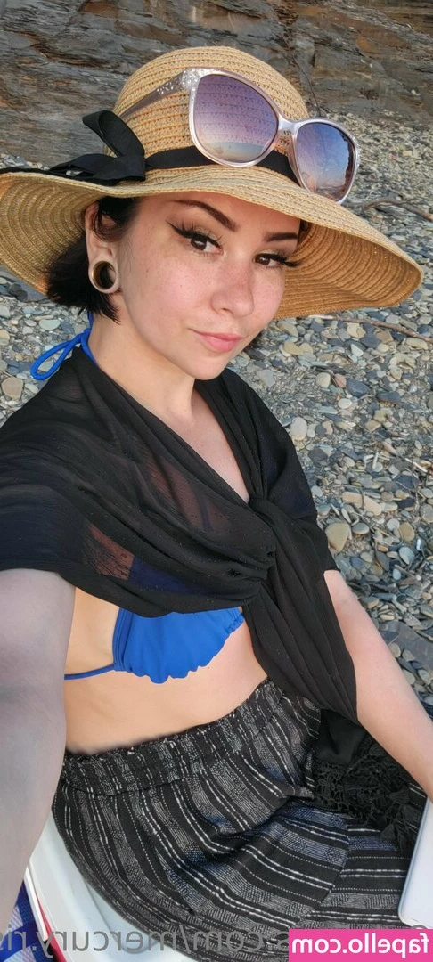 mercuryonline - This delicious curvy ass drives you crazy    Jerk tax required