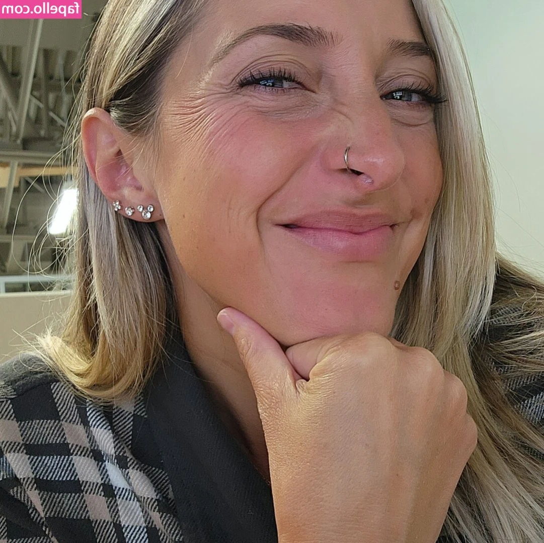 Laura Romano [ laura-romano ] - What do you like more about my body?
