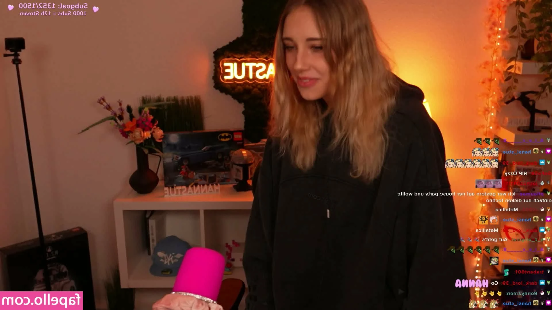 Hanna Stue [ hanna-stue ] - Here's a video where I use my feet to give him a footjob. This one's