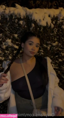 mindylee1 - Cheeks out