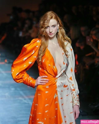 Alina Kovalenko [ alina-kovalenko ] - Someone just sent a video of him stroking his cock to my photo and I
