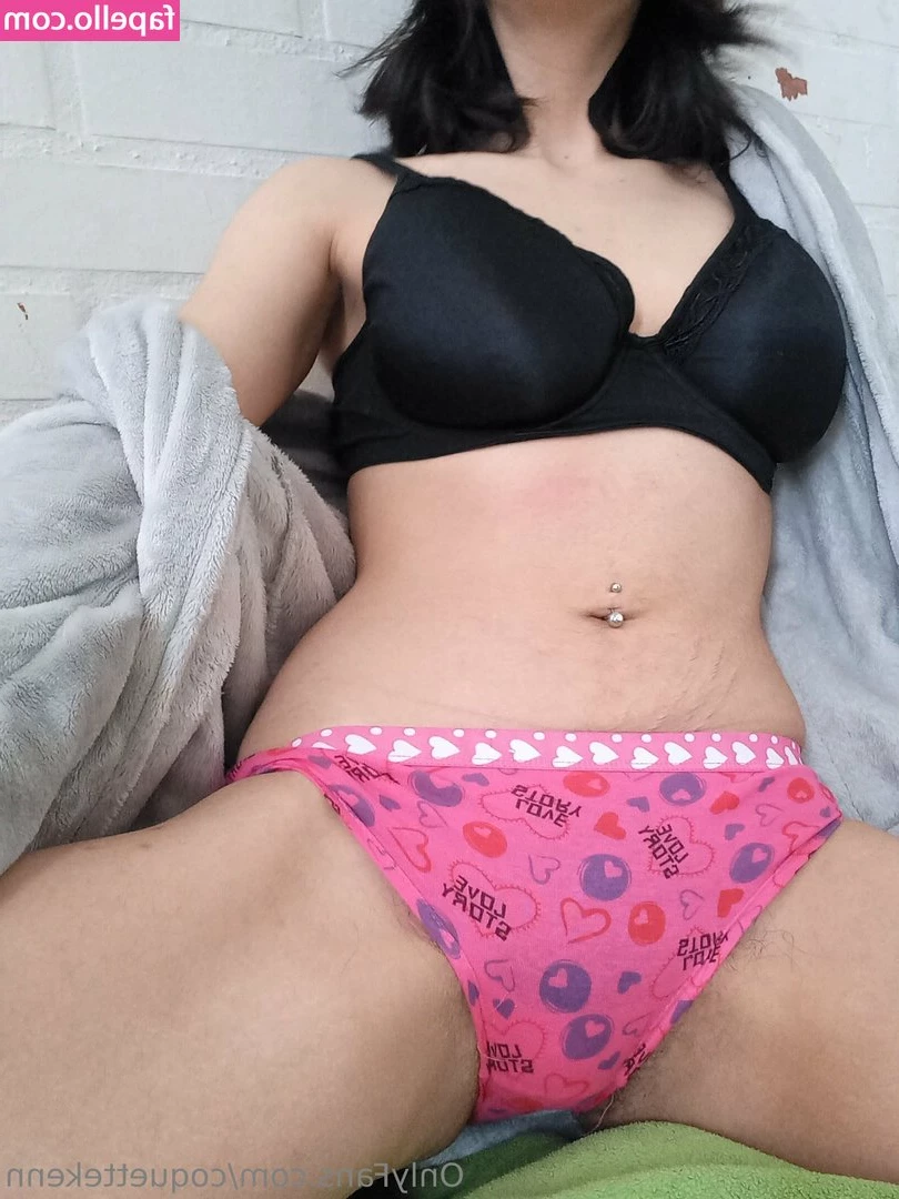 coquettekenn - Cum on my feet