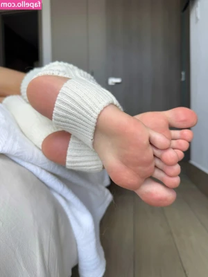 evelyn_feett [ evelyn-feett-2 ] - Would you like me in this position so you can get on top of me? 😉