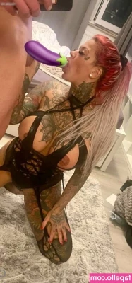 Catherine Teufelsweib [ catherine-teufelsweib ] - Running before the live is the best way to get turned on Now you know
