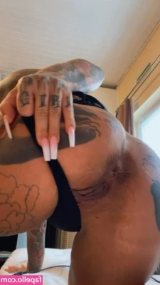 Catherine Teufelsweib [ catherine-teufelsweib ] - Lunch is served foot boy, get to licking my soft luscious soles 👅