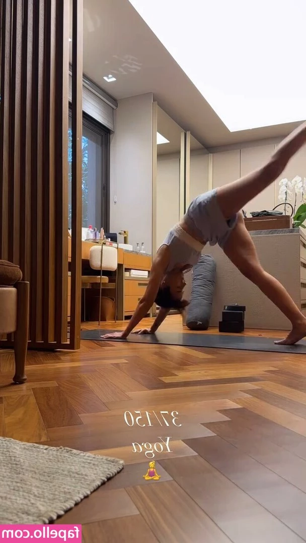 Danielle Noce [ danielle-noce ] - Sucking my toes Saturday??? With a hint of strip tease 💋💋