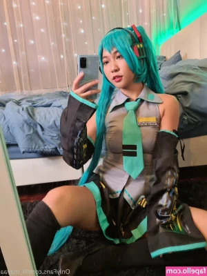lil_mayaa [ lil-mayaa ] - I oiled up my feet, massaged them, and then oiled up them and this