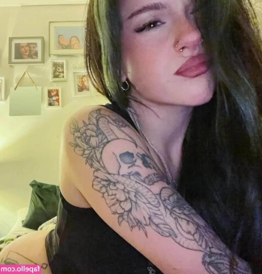 chels_x0x [ chels-x0x ] - have this nice view of my landing strip.