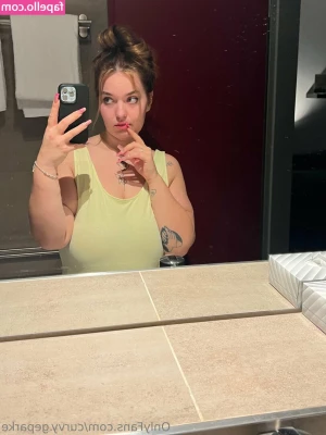 curvy.geparke [ curvy-geparke ] - Only for OnlyFans... an outtake from when I was trying to shoot a GIF