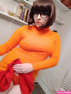 Velma & Daphne Cosplay [ velma-daphne-cosplay ] - The week before Christmas… would you like me to be under your tree?