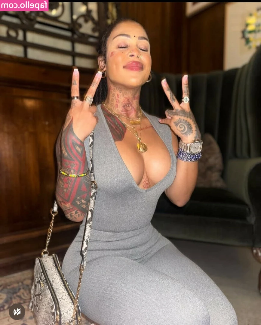 iamtherealmambo - just did some naughty facetime calls