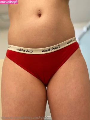 lenore.leander [ lenore-leander ] - Sometimes comfies are the sexiest 😛