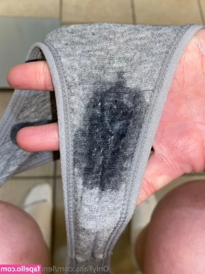 lenore.leander [ lenore-leander ] - Taking a study break to get my clit sucked by one of my B O B s
