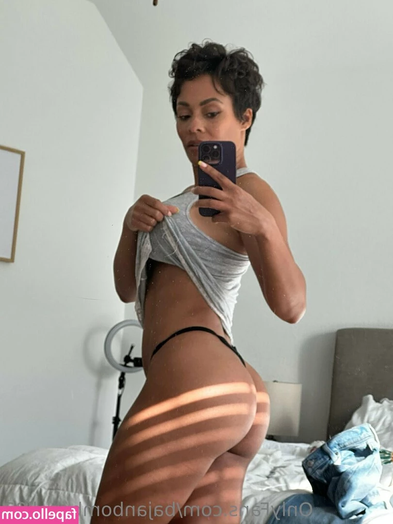 Kristal Marshall [ kristal-marshall ] - Stretching my tight ass 😋