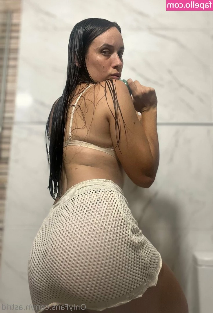 n.astrid [ n-astrid ] - Oh how I love playing with my nipples 💚💚💚  Tips for tiddies