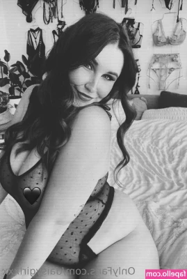 daisygirlxxx - Putting lotion on my feet    Also I m about to do my finger nails 