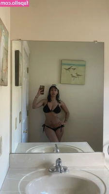 Aaliyeezy - There is one place in my body that can make someone happy.