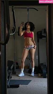 Aaliyeezy - Here s another angle from my smol naughty photoshoot in the bathroom