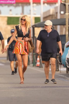 Victoria Silvstedt [ victoria-silvstedt ] - Playing with oil scrunching toes and wrinkled soles