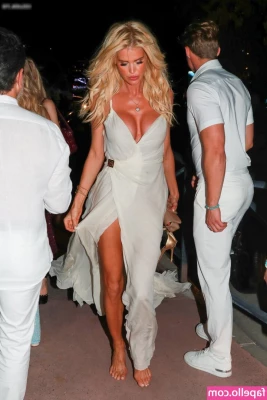 Victoria Silvstedt [ victoria-silvstedt ] - Call me baby  I know you like me on my knees