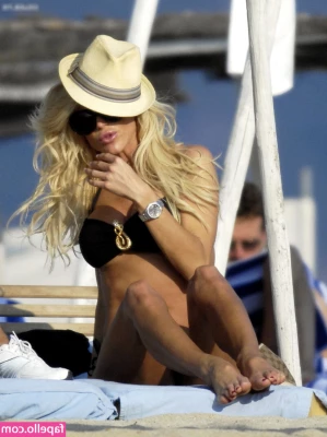 Victoria Silvstedt [ victoria-silvstedt ] - I can make it fit, I swear 😤  I gave this toy a test run last