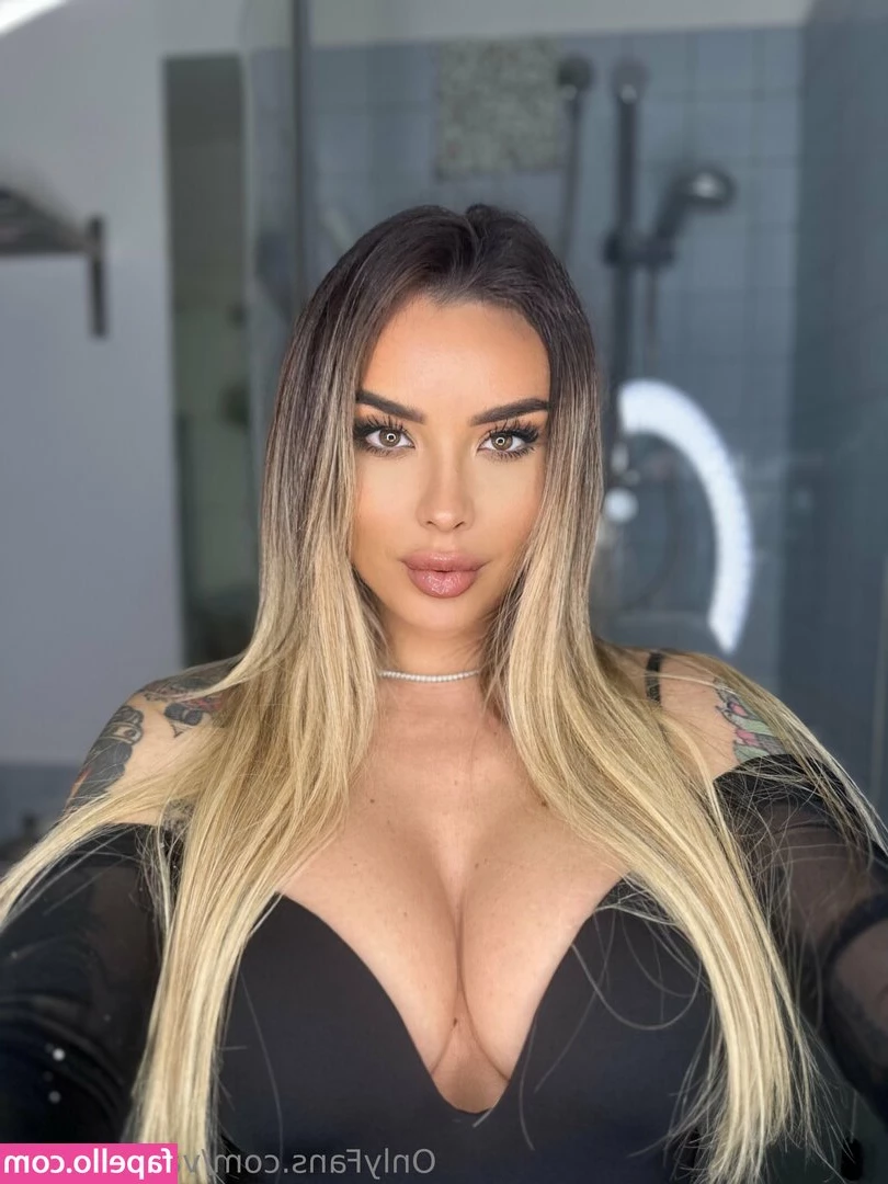 valeriamoxx [ valeriamoxx-1 ] - What caught your eye first, the shiny boots or the yummy ass? 🍑