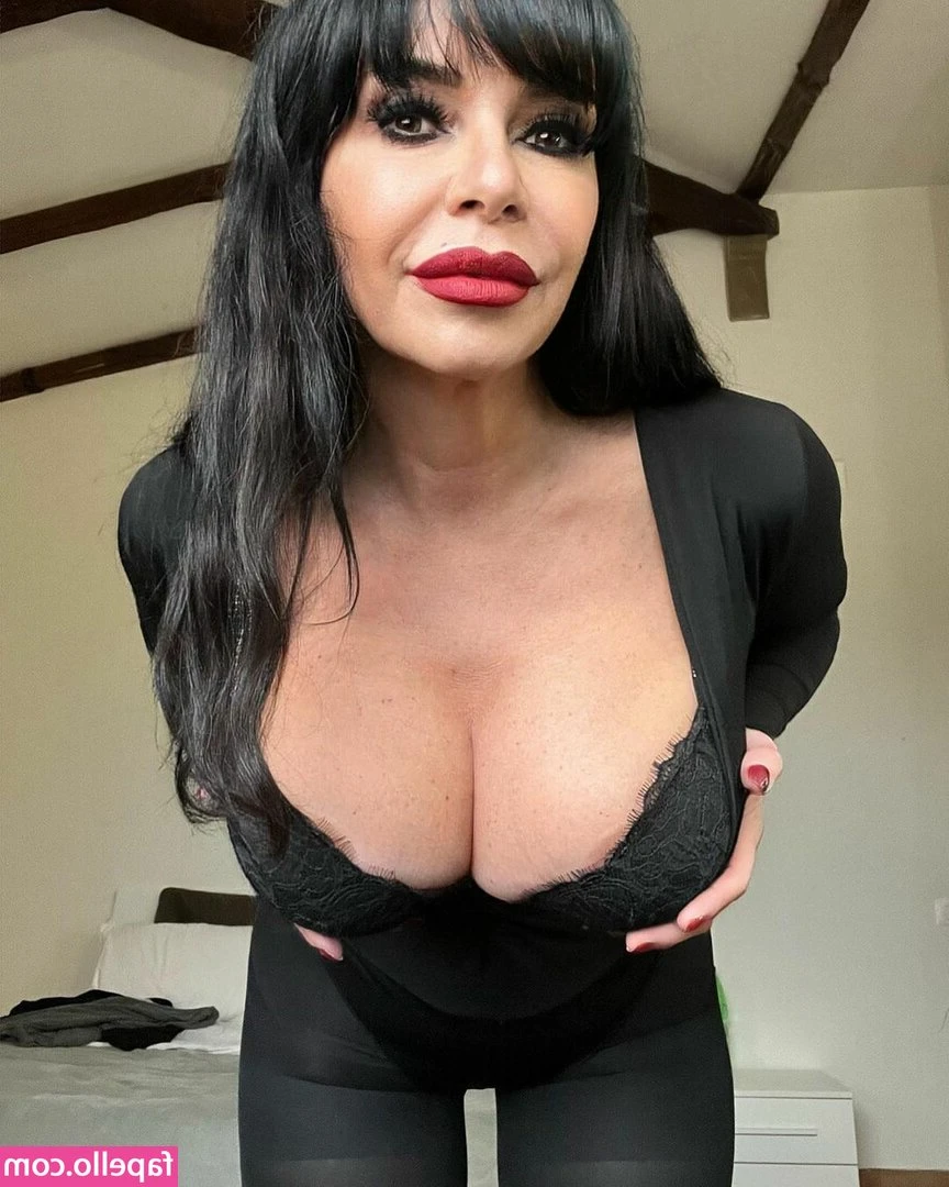Naima Guidi [ naima-guidi ] - Looking at my boobs? Cringe