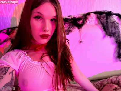 emmii_ts [ emmii-ts ] - I want to squish your face between my thighs 😛