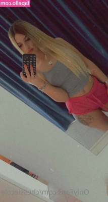 chessiecole - Hmm this is my room .... who are u ? Did you just cum on my ass?