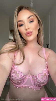 lexiraex [ lexiraex-12 ] - On my bed looking for something to do