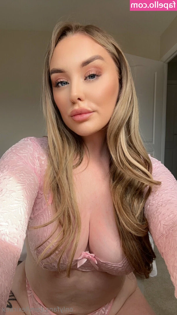 lexiraex [ lexiraex-12 ] - Home from the office and ready to take off my sweaty nylons