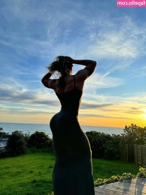Charlotte Chant [ charlotte-chant ] - Whomst wants to get their skull crushed by my meaty thighs?