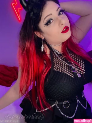 queenleiafree - As soon as I put on a thong I just want to show off my preggo body