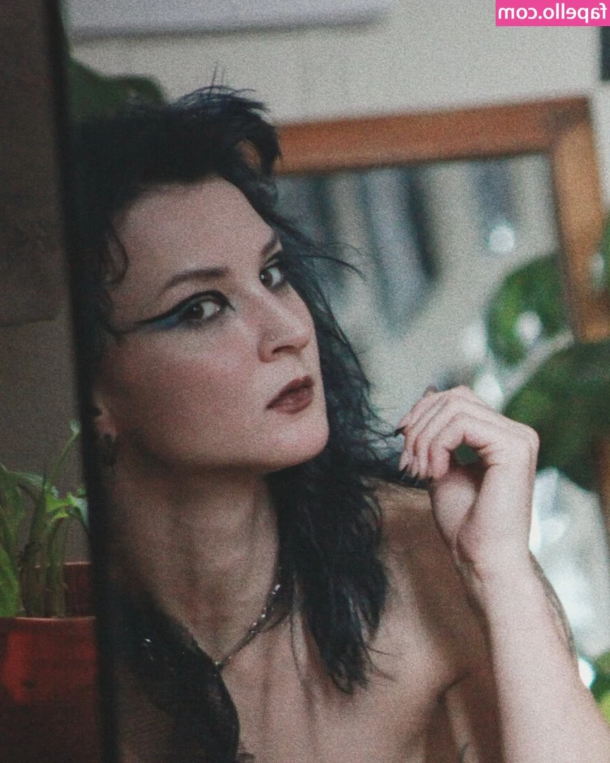 PunkModel - I'm very skilled with my hands... wanna find out? 😈