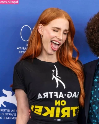 Jessica Chastain [ jessica-chastain ] - Afternoon playtime