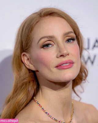 Jessica Chastain [ jessica-chastain ] - Who wants to see my first ever naughty video? pre boob job and