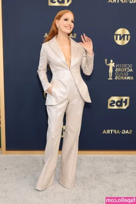 Jessica Chastain [ jessica-chastain ] - Miss shooting with this cutie    dayzeaaa