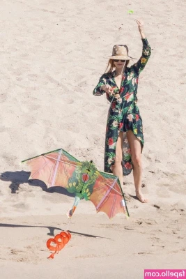 Jessica Chastain [ jessica-chastain ] - You Tube Extended Feet and Leg Oil Massage. Lots of up skirt views