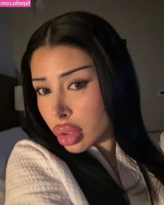 selenaamontoyaa - Getting fully naked 😉 slowly 😋 silky strip tease 😘