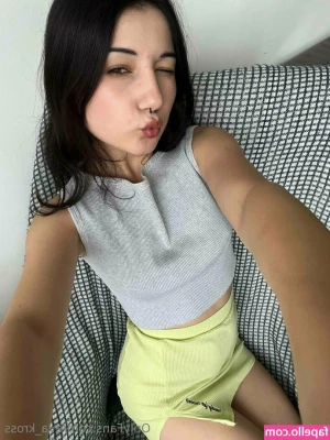 Eva Kross [ eva-kross ] - Lot's of dirty fans are sending me tips in my DMs for "Just the tip,