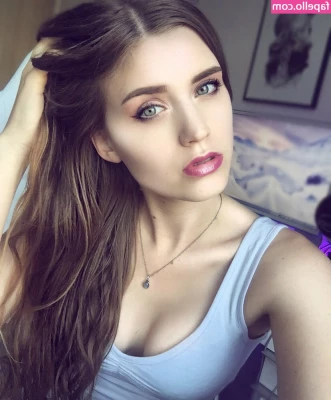 Adeline Frost [ adeline-frost ] - unlock topless in DM