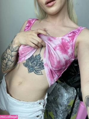 lolafae - Under boob queen
