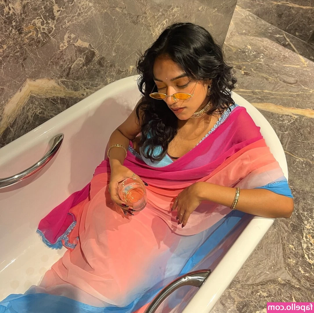 Abia Azam [ abia-azam ] - I love boots, I love high heels & I love Latex dresses. Do you