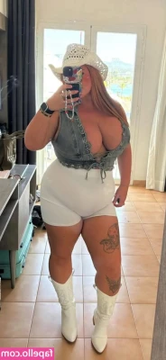 alyssa.garbett [ alyssa-garbett ] - I need a new foot daddy. Exclusive videos sent to you every time you