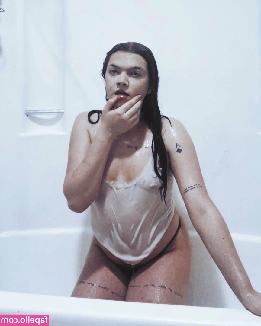 Demi Austin Looney [ demi-austin-looney ] - Yummm lunch time