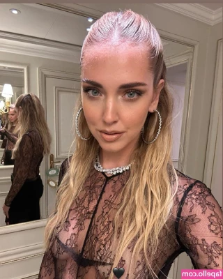 Chiara Ferragni [ chiara-ferragni ] - Tu aimes mes courbes  J ai trop aimé l embrasser cette belle coquine